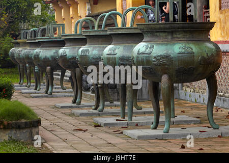 Alcuni dei nove urne dinastiche (1835/36), storica Hue Citadel (Città Imperiale), tonalità North Central Coast, Vietnam Foto Stock