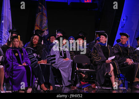 Dopo più di una settimana di protesta & polemiche, CUNY School of Public Health tenuto cerimonie di laurea in Harlem di Apollo Theater con l ex presidente dell'Arab Associazione americana di New York, Linda Sarsour, dando un travolgente discorso. In aggiunta alla sig.ra Sarsour, Sindaco Bill de Blasio la moglie Chirlane McCray ha ricevuto la laurea honoris causa per il suo lavoro in salute mentale, & NYC il Commissario per la Salute, Maria Travis Bassett è stato onorato come il Dean's campione della sanità pubblica di aggiudicazione. Esterno, lungo 125th Street, diverse decine di manifestanti in rappresentanza di pro & con posizioni detenute veglia. (Foto di Foto Stock