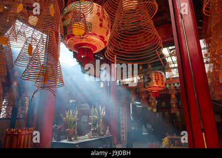 Fumo e bobine di incenso, all'interno di ONGS Pagoda, Can Tho, Delta del Mekong, Vietnam Foto Stock