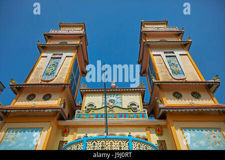 Esterno di Cao Dai Temple, Cai città di laici, Tien Giang provincia, il Delta del Mekong, Vietnam Foto Stock