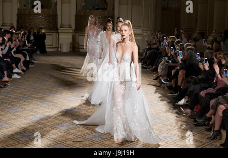 NEW YORK, NY - Aprile 21, 2017: modelli a piedi la pista al Berta molla nuziale 2018 Raccolta spettacolo in pista durante la NY Fashion Week Bridal Foto Stock