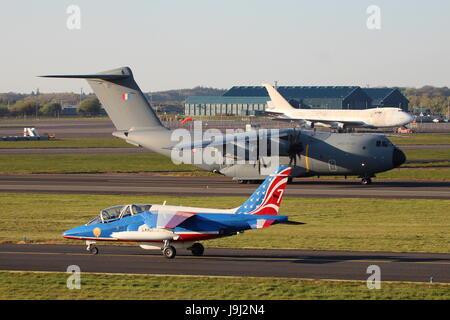 F-UHRT / E152, un Dassault-Breguet/Dornier Alpha Jet E e F-RBAF / 0014, un Airbus A400M Atlas, sia della Forza Aerea Francese presso l'Aeroporto di Prestwick. Foto Stock