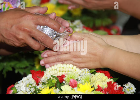 Songkran festival è il nuovo anno in Thailandia, acqua cerimonia di benedizione degli adulti Foto Stock