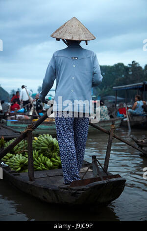 Le donne su barche a Phong Dien mercato galleggiante, vicino a Can Tho, Delta del Mekong, Vietnam Foto Stock