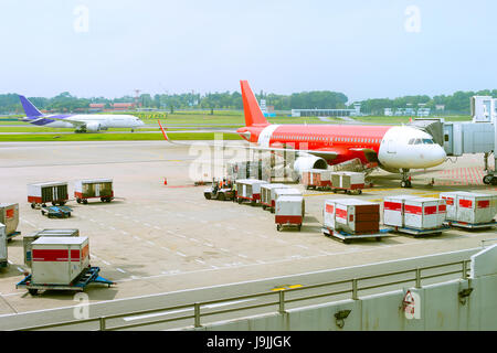 Caricamento di un aereo in corso in aeroporto Foto Stock