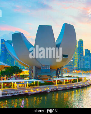 SINGAPORE - Gennaio 13, 2017: Vista di ArtScience museum di Singapore nella bellissima twilight Foto Stock