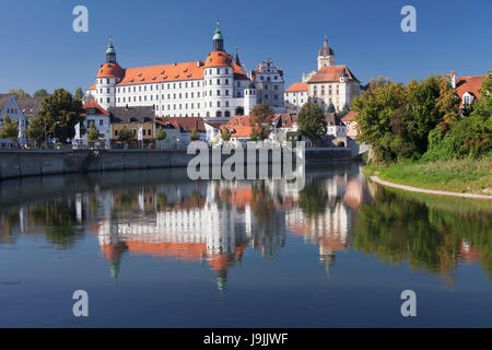 Danube Quay con Neuburger residence Castello, Neuburg sul Danubio, Alta Baviera, Germania Foto Stock