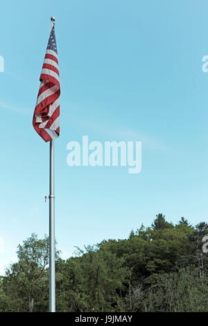 Gli Stati Uniti bandiera poggiano su un pennone a Brattleboro, Vermont, USA Foto Stock