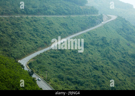 Hai Van passano sopra Truong Son Mountain Range, tra Da Nang e tonalità, Vietnam Foto Stock