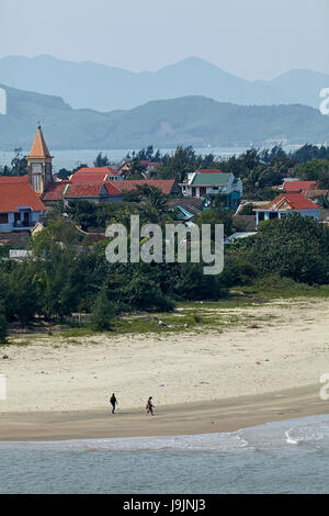 La gente che camminava sul Lang Co Beach, Thua Thien-Hue Provincia, North Central Coast, Vietnam Foto Stock