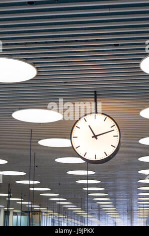 La Danimarca, la Zelanda, Copenaghen, Copenaghen Intertnational aeroporto, interno del terminale 2 con orologio Foto Stock