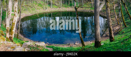 Il lago in Kaali meteorite cratere dalla primavera. Saaremaa island, Estonia Foto Stock