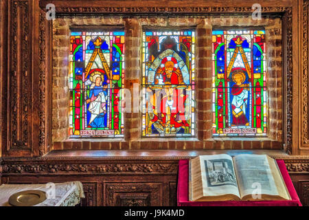 Il castello di Hever, Inghilterra - Aprile 2017 : le finestre di vetro macchiate in una cappella dentro il castello di Hever, storica casa di Anna Bolena, la seconda regina consorte o Foto Stock