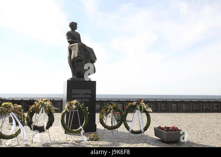 Memorial situato in Urk, Paesi Bassi, un omaggio a tutti gli uomini che sono morti in mare. Le placche sulla parete elenca gli uomini nell'anno in cui sono stati persi. Foto Stock