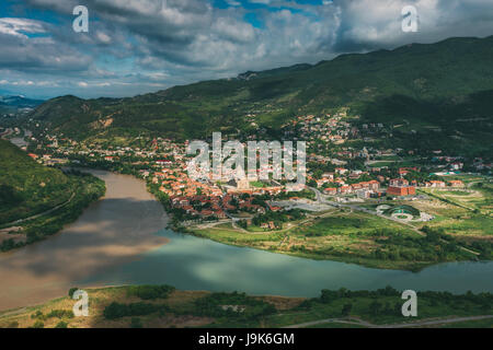 Mtskheta Georgia. Vista aerea del pittoresco altopiano con il blu del cielo sopra la città antica nella verde valle di confluenza dei due fiumi. Foto Stock