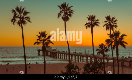 Palme sulla Spiaggia di Manhattan al tramonto, Los Angeles. In California. Foto Stock