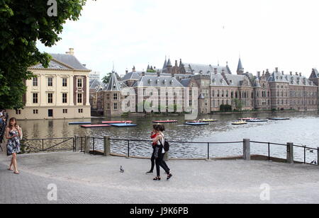 Binnenhof, Den Haag, Paesi Bassi. Storico parlamento olandese & edifici governativi. Panorama. Hofvijver stagno a Korte Vijverberg. Primavera 2017 Foto Stock