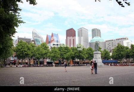 Plein square, l'Aia (Den Haag), Paesi Bassi con i moderni grattacieli. Statua di Willem van Oranje (Guglielmo d Orange, 1533-84) Foto Stock