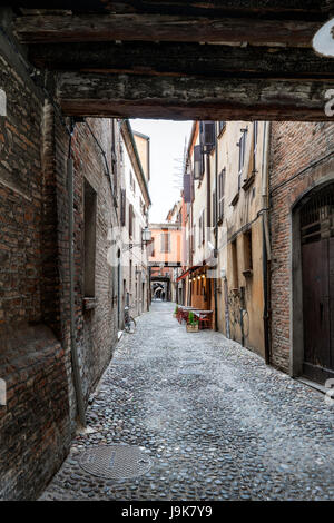 Ferrara, Emilia Romagna, Italia. Maggio 20, 2017. Viste della via delle-volte, una strada medievale nel centro del villaggio Foto Stock