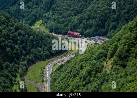 Transfagarasan road vista dal castello di Poenari anche chiamato Cittadella Poenari sull altopiano del Monte Cetatea, Romania, uno dei principali Vlad III Impalatore fortezza Foto Stock