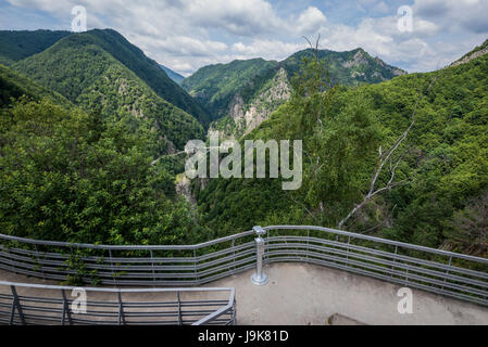 Vista aerea dal castello di Poenari anche chiamato Cittadella Poenari sull altopiano del Monte Cetatea, Romania, uno dei principali fortezza di Vlad III Impalatore Foto Stock