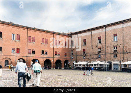 Ferrara, Emilia Romagna, Italia. Maggio 20, 2017. Vista della piazza denominata "piazzetta del castello' accanto al palazzo ducale estense. Patrimonio mondiale Foto Stock