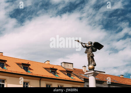 Vilnius, Lituania. Statua di un angelo a soffiare una tromba nella piazza principale contro una soleggiata cielo blu nel quartiere di Uzupis. Repubblica Uzupio o Uzupis è un Cu Foto Stock