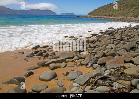 Vista dalla baia di mezzaluna a capo del pilastro e l'isola di Tasmania Foto Stock