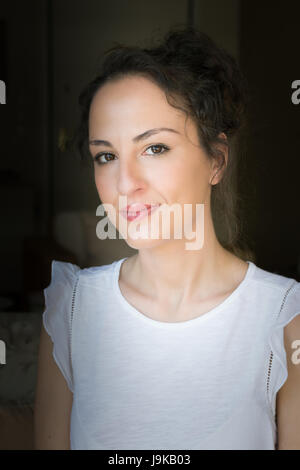 Ritratto di una donna di 31 anni con capelli updo, guardando la fotocamera in un modo sicuro, caucasico greco. Foto Stock