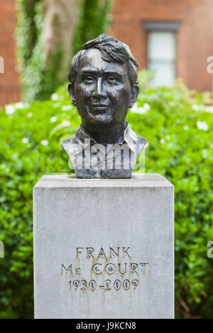 Irlanda, County Limerick, città di Limerick, Frank McCourt Museum, il busto di scrittore Frank McCourt Foto Stock