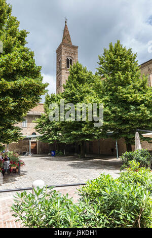 Vista del chiostro e la torre campanaria della chiesa di San Francesco convento francescano di Urbino Provincia di Pesaro Marche Italia Europa Foto Stock