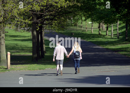 Glasgow Kelvingrove Park scene coppie tenendo le mani Foto Stock