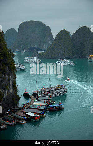 Battelli turistici e pietre calcaree carsiche sotto sorpresa grotta (Hang Sung Sot Cave), la baia di Ha Long (UNESCO World Heritage Site ), Quang Ninh Provincia, Vietnam Foto Stock