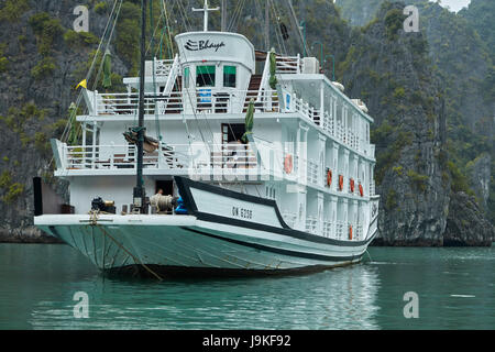 Bhaja crociera di lusso in barca, la baia di Ha Long (UNESCO World Heritage Site ), Quang Ninh Provincia, Vietnam Foto Stock