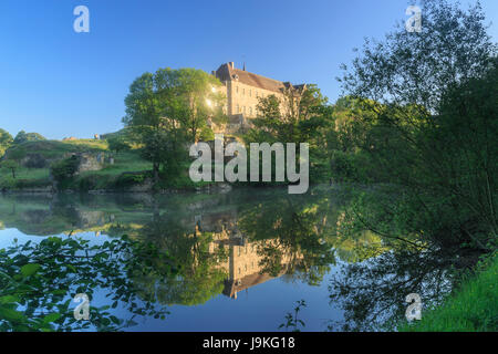 Francia, Indre, Saint Benoit du Sault, etichettati Les Plus Beaux Villages de France, la ritenzione di acqua sul Portefeuille e il Priorato di mattina Foto Stock