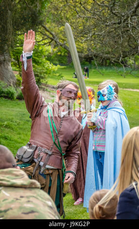 Il castello di Hever, Inghilterra - Aprile 2017 : bambini che giocano con le spade durante la riproduzione al giorno di maggio festival presso il castello di Hever, Kent, England, Regno Unito Foto Stock