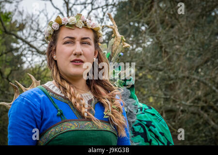 Il castello di Hever, Inghilterra - Aprile 2017 : ritratto di l'interprete femminile al giorno di maggio festival che ha avuto luogo presso il castello di Hever, Kent, England, Regno Unito Foto Stock