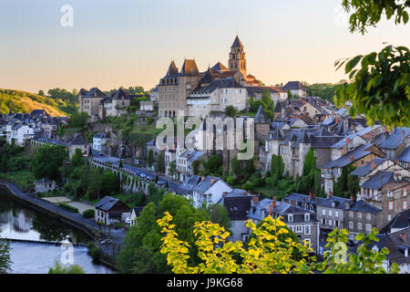 Francia, Correze, Uzerche, la vista della città e del fiume Vezere Foto Stock