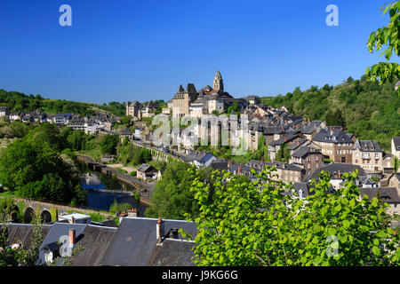 Francia, Correze, Uzerche, la vista della città e del fiume Vezere Foto Stock