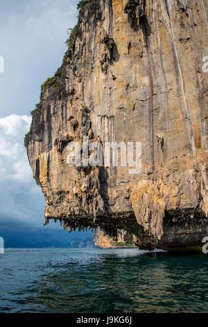 Scogliere calcaree in piedi sul mare intorno all'isola Phi-Phi giorno orario Foto Stock