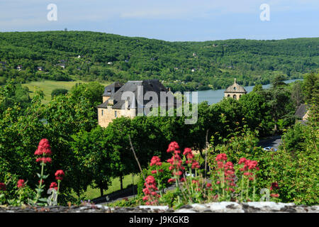 Francia, Correze, Lissac sur Couze, il tetto del castello e la chiesa e Causse lago Foto Stock