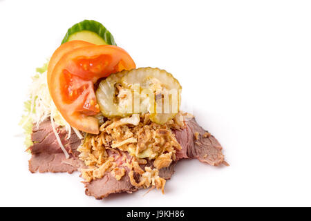 Specialità danesi e piatti nazionali e di alta qualità di sandwich aperto,un arrosto di manzo con remoulade e arrostito croccante cipolle, isolati su sfondo bianco Foto Stock