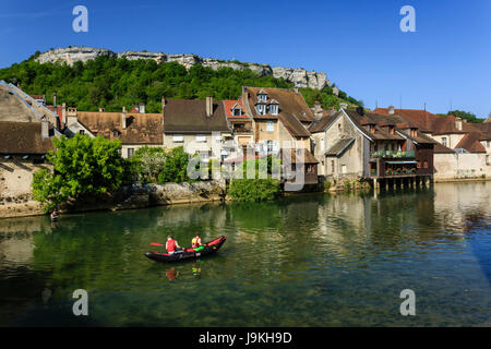 Francia, Doubs, Ornans e il fiume Loue Foto Stock