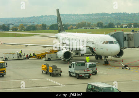 Stuttgart, Germania - 26 ottobre 2016. Un piano da Start Alliance all'aeroporto internazionale di Stoccarda, Manfred Rommel. È il settimo in aeroporto Foto Stock