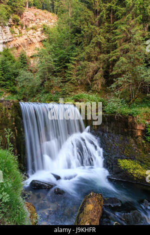 Francia, Doubs, Giura Parco Naturale Regionale, Mouthe, la sorgente del Doubs è a pochi metri prima della cascata Foto Stock