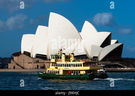 Ferries va oltre la Opera House di Sydney. Sydney, NSW, Australia Foto Stock