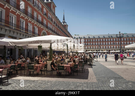 I turisti a mangiare e a bere un caffè in Plaza Major, Madrid, Spagna Foto Stock