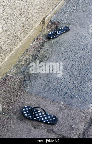 Abbandonato flip-flops - Chelmsford Essex, Inghilterra, Regno Unito Foto Stock