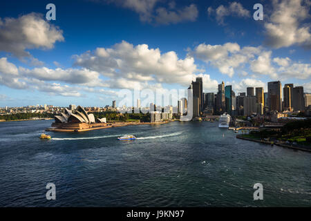 Vista aerea del porto di Sydney skyline con il Teatro dell'Opera. Sydney, Nuovo Galles del Sud, Australia. Foto Stock
