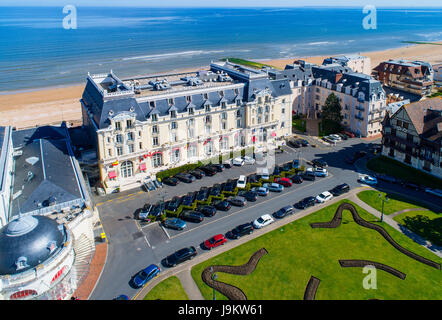 Francia, Calvados (14), Pays d'Auge, la Côte Fleurie, Cabourg, la Promenade du bord de mer et le Grand Hôtel//Francia, Calvados, Pays d'Auge, la cote F Foto Stock